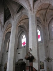 Cathédrale de St-Claude, perspective dans les nefs. Cliché personnel
