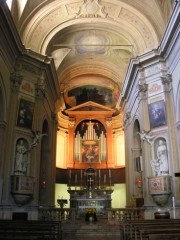 Vue intérieure de la nef avec l'orgue Mascioni au fond, dans le choeur. Cliché personnel