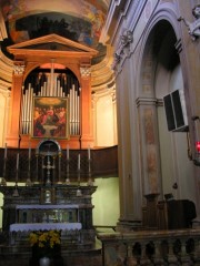 Vue de la nef vers la droite montrant la console de l'orgue. Cliché personnel