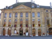 Sur le parvis du Temple: le très bel Hôtel de Ville. Cliché personnel