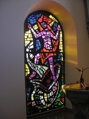 Vue du vitrail de la chapelle des fonts baptismaux. Cliché personnel
