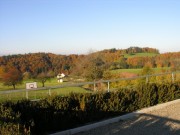 Les forêts aux couleurs automnales, depuis le parvis de l'église de Courtion. Cliché personnel