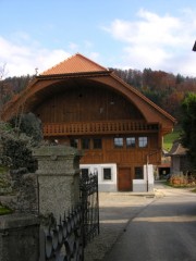 Vue d'une maison typique de la Gruyère, près de l'église. Cliché personnel