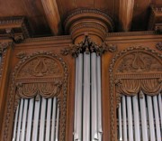 Temple du Locle. Détail du buffet d'orgue de style Louis XVI. Cliché personnel