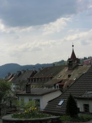 Depuis le parvis de l'église catholique: les toits du Locle et le Temple réformé. Cliché personnel