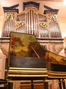 Magnifique perspective entre le clavecin Kennedy et l'orgue St-Martin, Conservatoire, La Chaux-de-Fonds. Cliché personnel (déc. 2007)