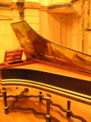 Vue du clavecin Kennedy du Conservatoire de La Chaux-de-Fonds. Cliché personnel (déc 2007)