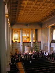Vue intérieure de la nef en direction de l'orgue Kuhn (15 déc. 2007). Cliché personnel