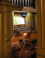 Vue sur la console de l'orgue depuis la tribune latérale. Cliché personnel