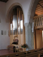 Vue en diagonale de la nef et de l'orgue Kuhn. Cliché personnel
