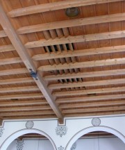 Vue au zoom des jalousies du plafond de l'église: laissent passer le son du Fernwerk au milieu de la nef. Cliché personnel
