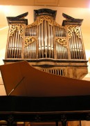 Vue du clavecin Kroll (1770) avec l'orgue St-Martin en arrière-plan. Cliché personnel (janvier 2008)