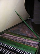 Prise de vue au flash du clavecin C. Kroll. Cliché personnel (janvier 2008)