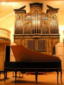 Vue d'ensemble du clavecin C. Kroll et de l'orgue St-Martin. Cliché personnel (janvier 2008)
