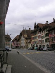 Vue de la rue principale de Büren an der Aare. Cliché personnel (janvier 2008)