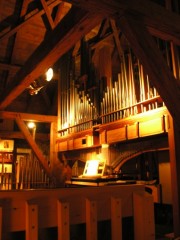 Musée suisse de l'Orgue: un clavier de Récit avec sa mécanique de transmission mise à nu. Cliché personnel