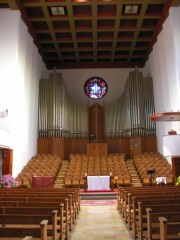 Vue du Grand Orgue Kuhn dans la perspective de la nef austère. Cliché personnel