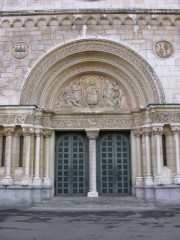 Portail néo-roman d'entrée dans l'église St-Martin. Cliché personnel