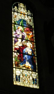 Vitrail de l'abside à gauche. Magnifique exemple de l'art du vitrail des années 1920. Cliché personnel