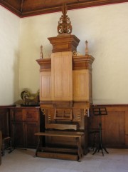 Vue de l'orgue Marc Garnier, volets fermés. Cliché personnel (fév. 2008)