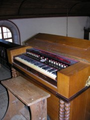 Vue de l'harmonium Schiedmayer (Stuttgart) en tribune. Cliché personnel (fév. 2008)