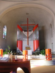Vue de la nef, très courte, en direction de l'orgue Mathis. Cliché personnel