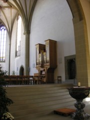 Vue en direction du choeur surélevé, avec l'orgue. Cliché personnel