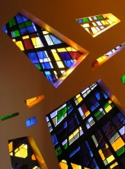 Détail du mur en dalle de verre dans la chapelle de la Vierge (M. Brazzola). Cliché personnel