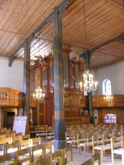 Vue intérieure de l'église de trois-quarts en direction de l'orgue. Cliché personnel