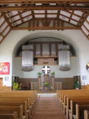 Vue intérieure globale depuis l'entrée en direction de l'orgue Kuhn. Cliché personnel