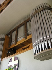 Photo de l'orgue Kuhn (1984) avec une façade Art Nouveau préservée. Cliché personnel (mars 2008)