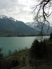 Vue sur le lac de Brienz depuis le parvis de l'église de Ringgenberg. Cliché personnel