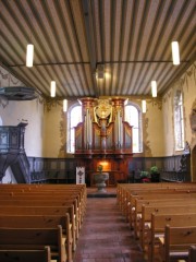 Vue d'ensemble de la nef de l'église depuis l'entrée. Cliché personnel