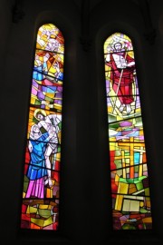 Cressier. Eglise catholique, verrière axiale et verrière nord de l'abside. Cliché personnel (vitraux de Yoki)