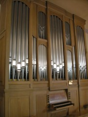 Vue de l'orgue Kuhn de la crypte de la Trinité, Berne. Cliché personnel (avril 2008)