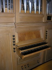 Console de l'orgue Kuhn de la crypte de la Trinité. Cliché personnel