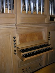 Console de l'orgue Kuhn de la crypte de la Trinité. Cliché personnel