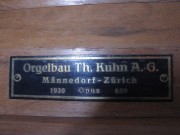 Plaque d'identité de cet orgue Kuhn (1930, opus 650). Cliché de M. E. Develey