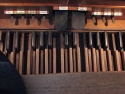 Vue du pédalier de ce petit orgue Kuhn de 1930. Cliché de M. E. Develey