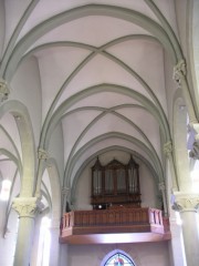 Cressier. Eglise catholique, perspective sur l'orgue Dumas et la nef néogothique. Cliché personnel