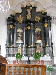 Vue des deux autels latéraux à gauche du choeur. Cliché personnel