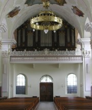 Vue du Grand Orgue avec le magnifique lustre baroque de l'église d'Engelberg. Cliché personnel