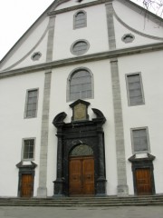 L'entrée de l'église abbatiale. Cliché personnel