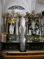Autels du bas-côté gauche: Anna et Maria, le Rosaire. Cliché personnel