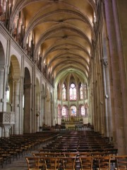 Une vue d'ensemble de la remarquable nef gothique en direction du choeur liturgique. Cliché personnel