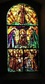 Le Landeron, vitrail signé Chiara (Lausanne) dans la Chapelle des 10'000 Martyrs. Cliché personnel