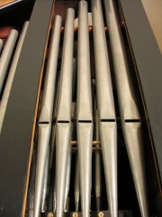 Quelques tuyaux de l'orgue Vedani. Cliché personnel
