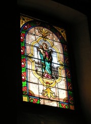 Vue d'un vitrail dans le choeur de l'église. Cliché personnel