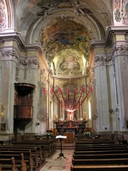 Vue de la nef en direction du choeur (art baroque italien). Cliché personnel