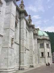 Vue extérieure vers le transept Sud (droit) du Dôme. Cliché personnel